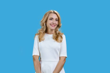 Çekici, düşünceli, olgun bir kadının portresi. Pastel maviden izole edilmiş..