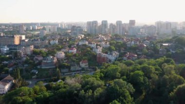 Arka planda yüksek binalarda güzel evler olan bir yerleşim bölgesi. İHA 'dan havadan panoramik görüntü.