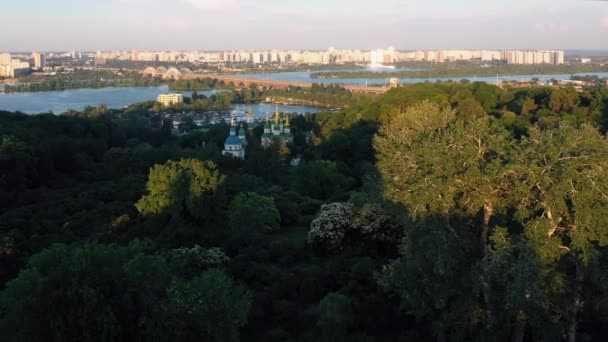 Légi Kilátás Zöld Park Templom Dnyeper Folyó Híd Városi Épületek — Stock videók