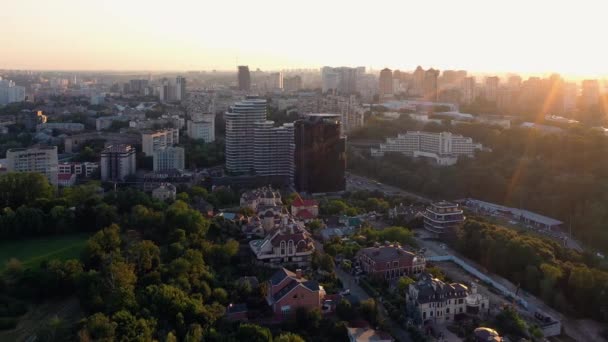 Vista Aérea Del Paisaje Urbano Moderno Edificios Ciudad Calle Con — Vídeo de stock