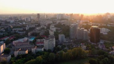 Bir yaz günü gökdelenli modern şehir manzarasının havadan panoramik görüntüsü. Avrupa şehir merkezi..