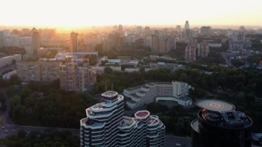 Avrupa 'nın merkez iş bölgesi yukarıdan. Modern gökyüzü tasarımcıları ve iş merkezleriyle şehir manzarası.