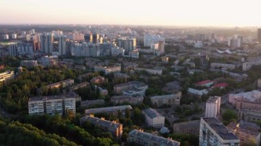 Avrupa 'nın yerleşim bölgesinin insansız hava aracı görüntüsü. Güzel şehir manzarasının drone görüntüsü.