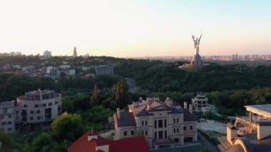 Şehir manzarasının üzerindeki Kiev Anavatan Heykeli 'nin hava panoramik manzarası. Ukrayna 'nın tarihi bölgesi.
