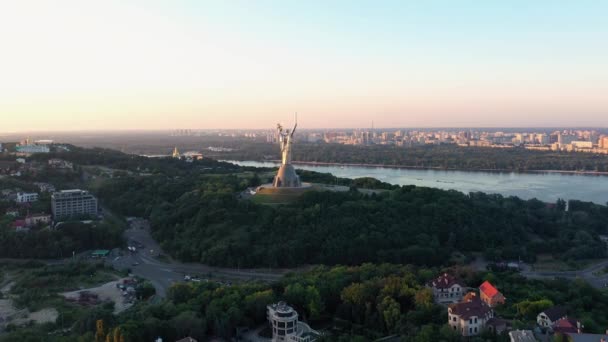Légi Drón Kilátás Anyaország Emlékmű Kijevben Dnyeper Folyó Városkép Háttérben — Stock videók