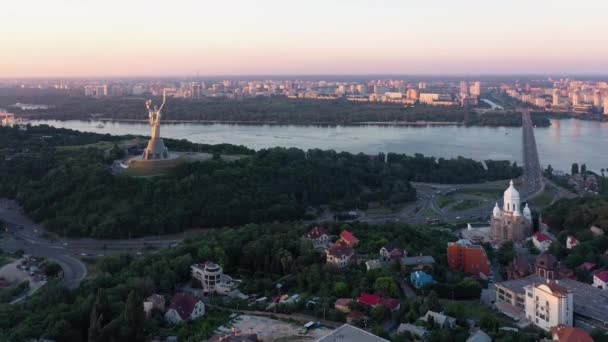 Légi Panorámás Kilátás Nyílik Kijev Város Anyaország Emlékmű Dnipro Folyó — Stock videók
