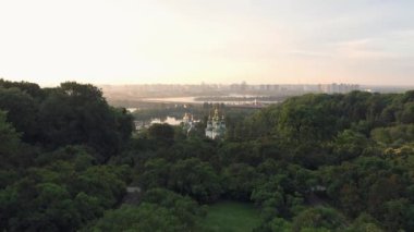 Kilisenin hava panoramik görüntüsü, Dnipro nehri ve şehir manzarası üzerindeki köprü. Botanik bahçesinden şehrin güzel insansız hava aracı manzarası.