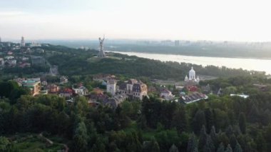 Paton köprüsü ve Anavatan Anıtı ile Kyiv şehri ve Dinyeper Nehri 'nin havadan panoramik görüntüsü.
