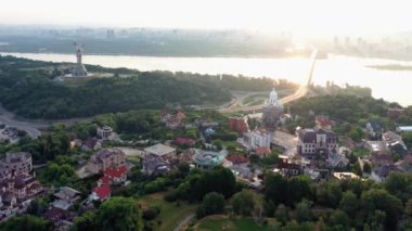 Sabahleyin Paton köprüsü ve Anavatan Anıtı ile Kyiv şehri ve Dnipro nehrinin panoramik manzarası. Kiev Panoraması, Ukrayna 'nın başkenti..