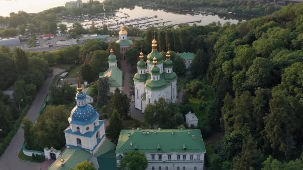 Vista Panorámica Aérea Hermosa Iglesia Ortodoxa Con Cúpulas Verdes Vista — Vídeos de Stock