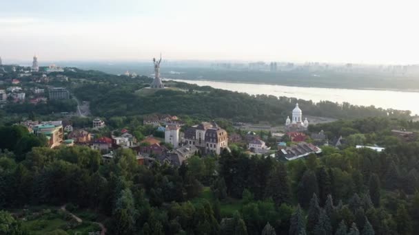 Αεροφωτογραφία Της Πόλης Του Κιέβου Και Του Ποταμού Δνείπερου Γέφυρα — Αρχείο Βίντεο