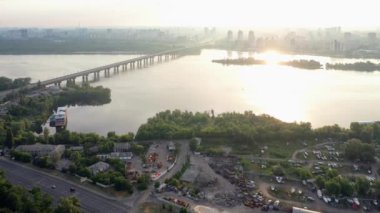 Kiev şehrinin silueti, Dnipro nehri ve Paton köprüsü. Kiev, Ukrayna 'da Dinyeper Nehri gezisi.