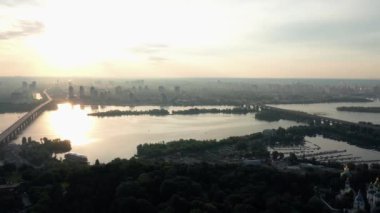 Gün batımında Kiev 'in güzel manzarası. Dnipro nehri üzerindeki Paton köprüsü. İHA 'dan hava görüntüsü.