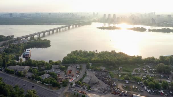 ダニプロ川とパトン橋を持つキエフの街のスカイライン ウクライナ キエフのドニーパー川クルーズ — ストック動画