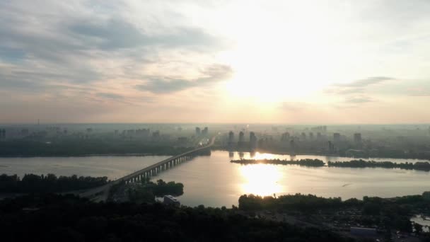 Gün Batımında Dnipro Nehri Panoramik Manzarası Arka Planda Güzel Şehir — Stok video