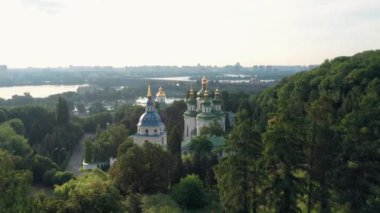 Ortodoks Kilisesi ve Dnipro nehri ile güzel bir bahar manzarası. Arka planda şehir silüeti var. Kiev, Ukrayna.