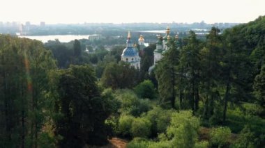Dnipro Nehri ve Vydubychi Manastırı üzerindeki bir bahar günü panoramik köprü manzarası. Ukrayna 'ya seyahat.