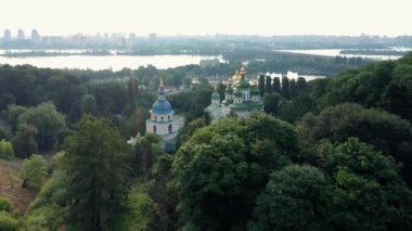Botanik bahçesinden Kyiv şehrinin havadan panoramik görüntüsü. Manzaralı bahar şehir manzarası.
