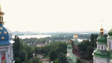 Kyiv şehir siluetinin panoramik hava görüntüsü ve botanik bahçesinden kilise. Şehir parkının güzel manzarası.