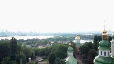 Kiev 'in panoramik manzaralı Vydubychi manastırı. İHA 'dan hava görüntüsü. Hryshko Botanik Bahçesi.