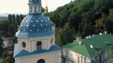 Vydubychi manastırı, Dnipro nehri ve Kiev şehir silueti. Botanik bahçesinden havadan panoramik manzara.