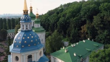 Ukrayna, Kyiv 'deki Vydubychi manastırı ve Dnipro nehrinin güzel panoramik manzarası. Kyiv 'in tarihi simgesi.