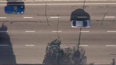 Sumemr gününde otoyolda giden arabalar. Yukarıdan hava görüntüsü. Şehir dışı arka planı.