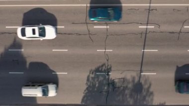 Üst kattan otoyol trafiği. Birçok araba asfalt yolda hareket ediyor. Şehir ulaşımı.