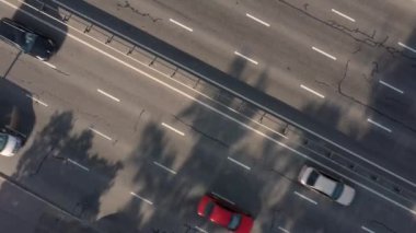 Otoyol trafiğinin üst görüntüsü, bir sürü araba. Hızlı hareket. Şehir ulaşımı kavramı.