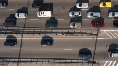 Trafik sıkışıklığı olan bir caddenin insansız hava aracı görüntüsü. Yoğun trafik sıkışıklığı. Yukarıdan görüntüle.