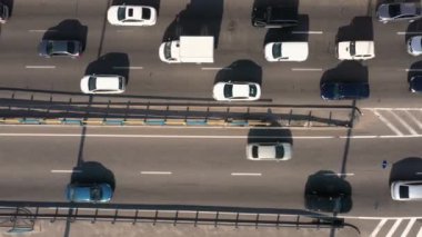 Otobanda bir sürü araba olan trafik sıkışıklığı. Yukarıdan hava görüntüsü. Şehir trafiğinin yoğun olduğu saat.