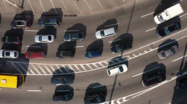 Şehir trafiğinin hava aracı görüntüsü. Otoyoldaki birçok arabanın üst görüntüsü. Şehir caddesinde iş çıkış saati.