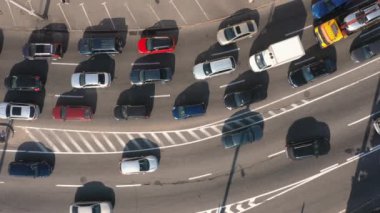 Trafik sıkışıklığı. Şehir yolundaki birçok arabanın hava görüntüsü. Şehir caddesinde iş çıkış saati.