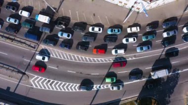 Şehir yolundaki birçok arabanın üst görüntüsü trafik sıkışıklığında duruyor. Şehirde iş çıkış saati.