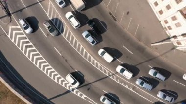 Trafik sıkışıklığı olan arabalar otoyol caddesinde yoğun saatlerde. Yukarıdan hava görünümü.