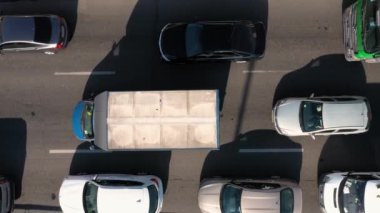 Birçok araba yolda sıkıştı kaldı. Yukarıdan hava görüntüsü. En yoğun saat trafiği.
