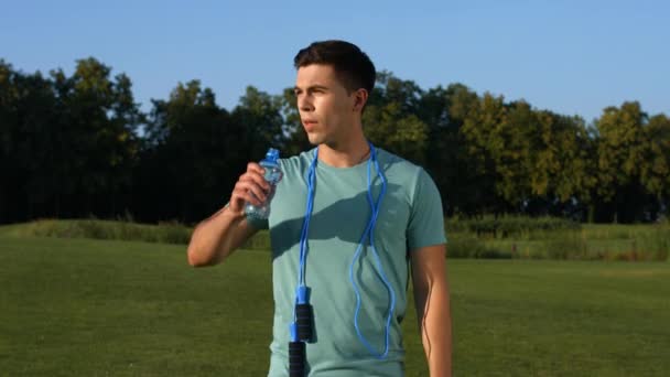 Beautiful Sportsman Drinking Water Lawn Sportsman Outdoors Handsome Guy Green — Stock Video