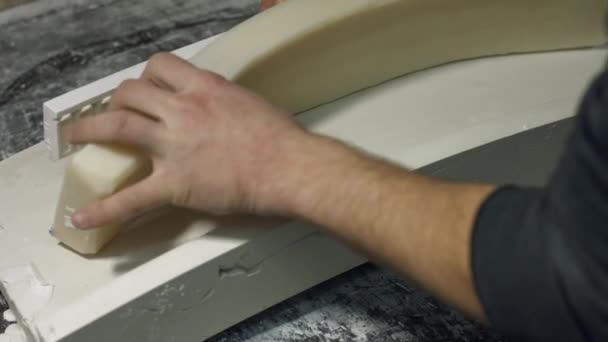 Feche Moldar Uma Cornija Gesso Mans Mãos Segurando Molde Silicone — Vídeo de Stock