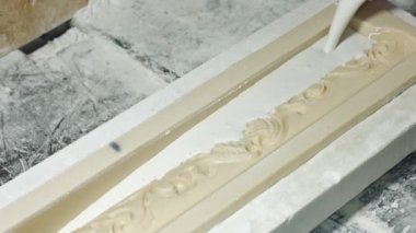 Adam sıvı alçı kalıp içine dökülen. Eski bir saray restorasyonu. Alçı lüks öğesi parçası. Alçı korniş güzel ormnament.