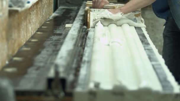 石膏のマシンで作業する男性 ビルダー整形石膏製品 インテリアのイタリアの詳細 ワーク ショップ アーキテクチャ コンセプト — ストック動画