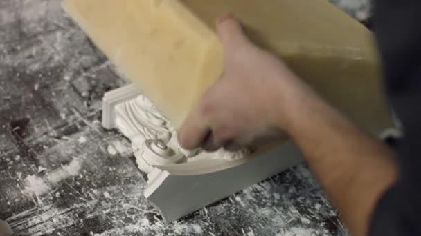 工人从石膏片中除去硅胶模具 美丽的石膏装饰元素 内部架构模式 石膏产品的奢华设计 — 图库视频影像