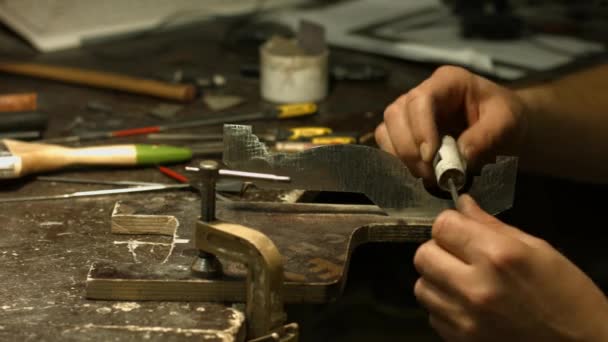 Rzemieślnik Pracuje Metalu Wszystko Specjalista Pracy Metalowego Szablonu Rysowania Konstruowanie — Wideo stockowe