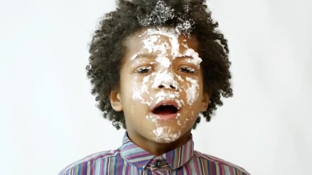 一个黑皮肤的家伙在一个白色蛋糕 男孩生日 — 图库视频影像