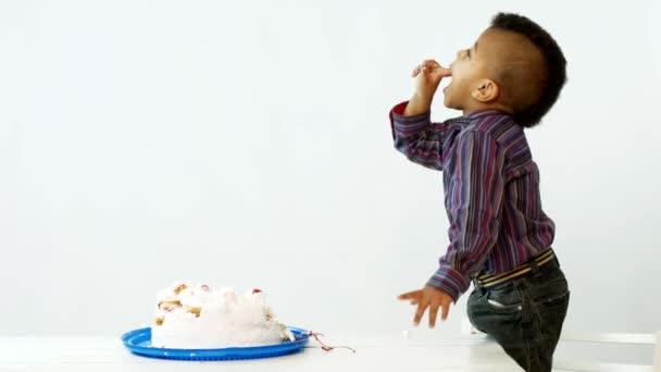 小さな黒人の男の子が誕生日ケーキを食べています かわいい甘い — ストック動画