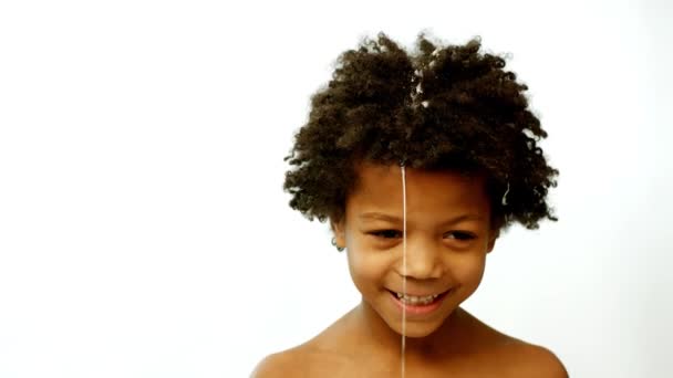 Σκούρο Αγόρι Και Γάλα Ικανότητα Ηθοποιίας Ενός Μικρού Αγοριού — Αρχείο Βίντεο