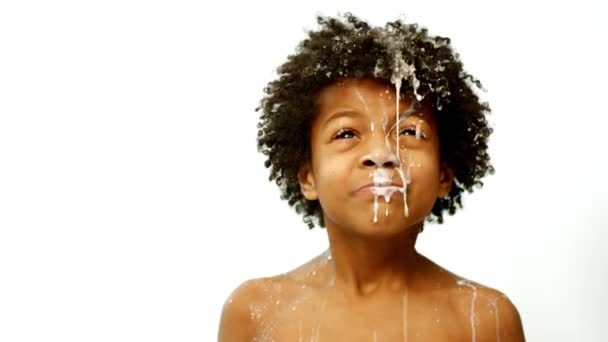 Γάλα Ρίχνει Ένα Σκουρόχρωμο Αγόρι Ικανότητα Ηθοποιίας Ενός Μικρού Αγοριού — Αρχείο Βίντεο