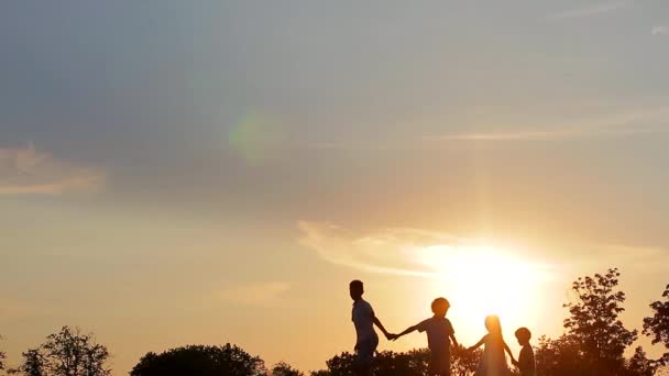 Szczęśliwe Dzieciaki Bawią Się Zachodzie Słońca Trzymają Się Ręce — Wideo stockowe