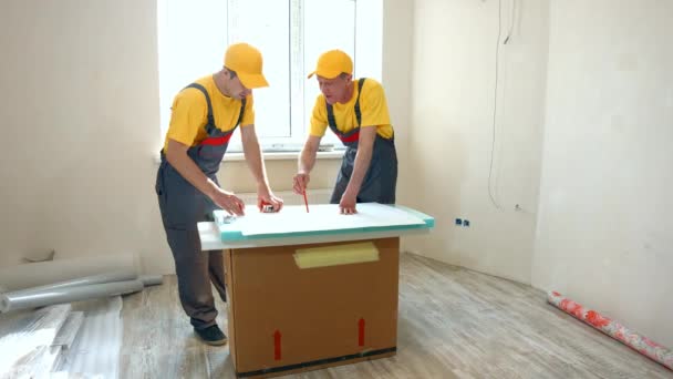 Pracownicy Studiują Plan Mieszkania Profesjonalny Wykonawca Faza Przygotowawcza Renowacji Domów — Wideo stockowe