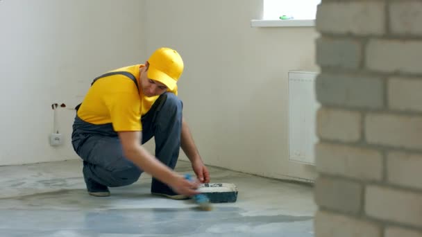 Stavitel Připravuje Podlahu Pracovník Provést Rekonstrukci Bytu — Stock video