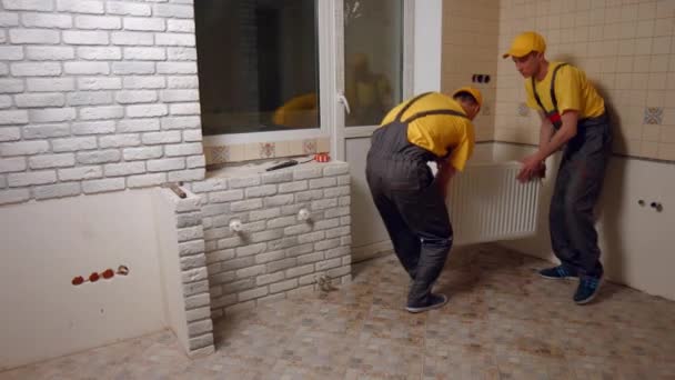 Los Trabajadores Instalan Radiador Cocina Reparación Edificio Nuevo — Vídeo de stock